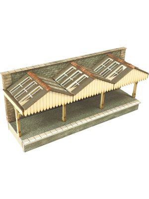 Bahnsteig mit Bahnsteigüberdachung und Rückwand